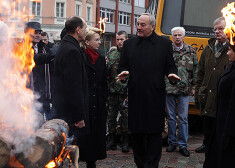 1991. gada barikāžu muzeja vadītājs Renārs Zaļais (no kreisās), Saeimas priekšsēdētāja Ināra Mūrniece, Valsts prezidents Andris Bērziņš, Saeimas deputāts Romualds Ražuks un Ministru prezidente Laimdota Straujuma piedalās 1991.gada janvāra barikāžu aizstāvju atceres ugunskura iedegšanas pasākumā Doma laukumā.