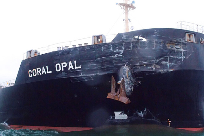 Bojātais Panamas karoga kuģis "Coral Opal" Ventspils ostas reidā pēc sadursmes Irbes jūras šaurumā pie Miķeļbākas ar Dānijas karoga kuģi "Maersk Etienne".