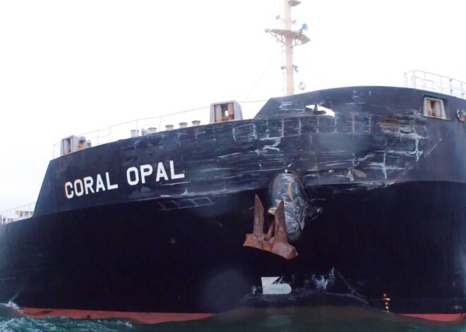 Bojātais Panamas karoga kuģis "Coral Opal" Ventspils ostas reidā pēc sadursmes Irbes jūras šaurumā pie Miķeļbākas ar Dānijas karoga kuģi "Maersk Etienne".