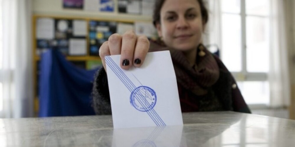 Vēlēšanas, kas jau ir otrās pēdējo trīs gadu laikā, notiek brīdī, kad Atēnas joprojām ir iesaistītas sarunās ar Eiropas Savienību (ES) un Starptautisko Valūtas fondu (SVF) par kārtējo 7,2 miljardus eiro lielo aizdevuma maksājumu, kas valstij nepieciešams, lai izvairītos no maksātnespējas.