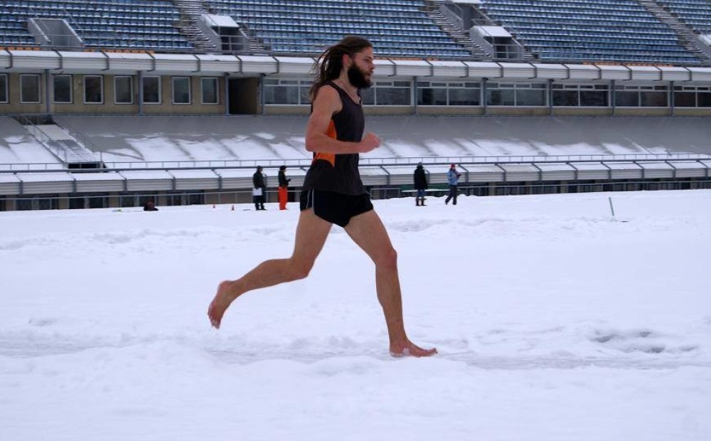 Пробежка зимой. Дети босиком зимой в деревне. Закаливание бегом. Закаливание бег. Зима здоровье.