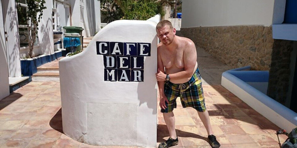 Arī tā var dzīvot! Par izdiedelēto naudu ceļot, atpūsties un par to vēl iegūt arī prāvu fanu pulciņu internetā.