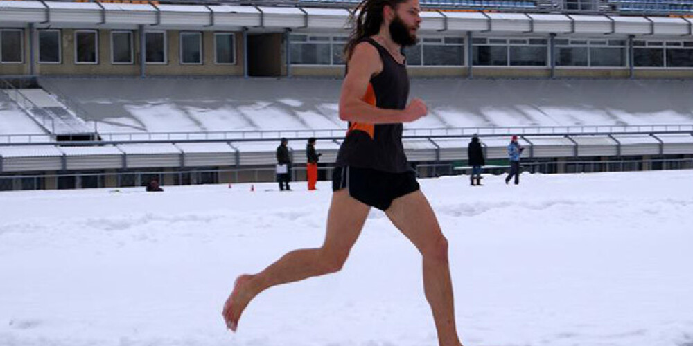 Latvietis Edgars labo Ginesa rekordu skriešanā basām kājām pa sniegu. FOTO