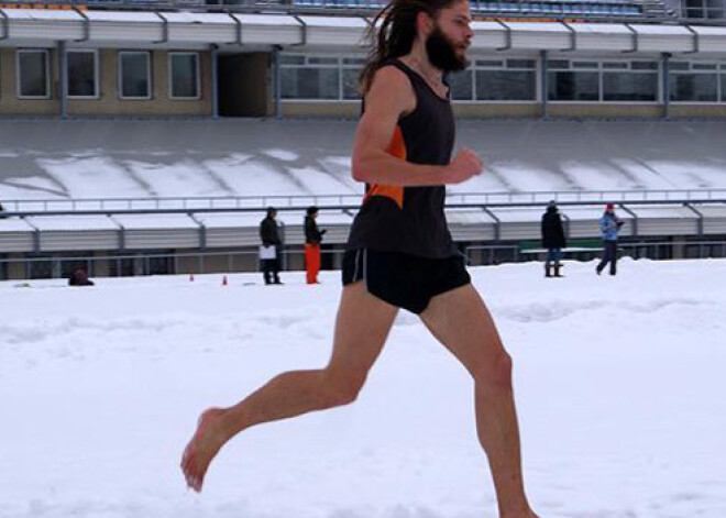 Latvietis Edgars labo Ginesa rekordu skriešanā basām kājām pa sniegu. FOTO