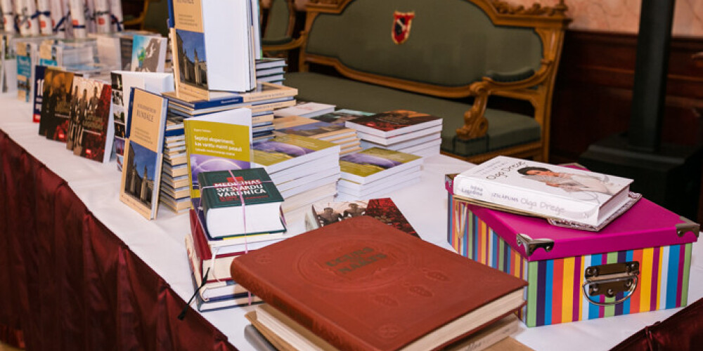 Draudzīgā aicinājuma dienā Rīgas skolām dāvina 120 000 e-grāmatu. FOTO