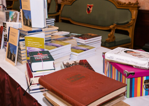 Draudzīgā aicinājuma dienā Rīgas skolām dāvina 120 000 e-grāmatu. FOTO