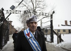 70 лет освобождения Освенцима: бывшие узники возложили цветы у "Стены смерти"
