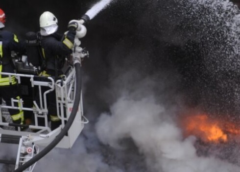 В результате взрыва газа пострадали трое пожарных