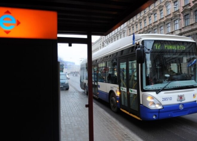 Cilvēki steidzas pirkt e-talonus, lai februārī vēl brauktu par veco cenu