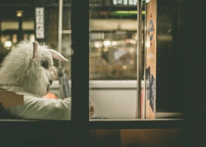 Aktīvisti izveidojuši aplikāciju, kas bezbiļetniekus glābs no kontroles. FOTO. VIDEO