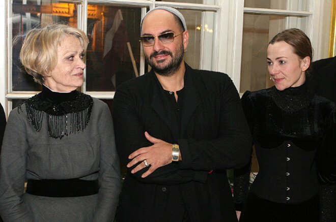 Krievijas teātra un kino režisors Kirils Serebreņņikovs ar Latvijas Nacionālā teātra aktrisēm Lolitu Cauku un Maiju Doveiku svinībās pēc iestudējuma „Raiņa sapņi” pirmizrādes.