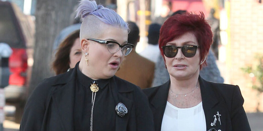 Келли и Шэрон Осборн по дороге на детский праздник в Лос-Анджелесе