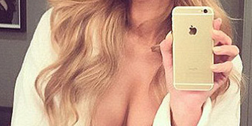 Selfiju mānija turpinās. Parisa Hiltone parāda krūtis. FOTO
