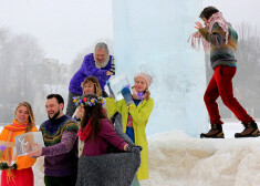 Raidījuma "Te!" varoņi draiskojas ar ledus kluci. FOTO