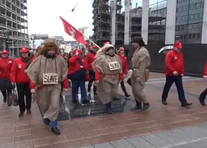 Rīgas domes arodbiedrības rīkotais "vergu pikets" Briselē paliek bez ievērības. VIDEO