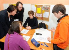 Izglītības ministre skolēnus iedvesmo mācīties un vada matemātikas nodarbības. FOTO