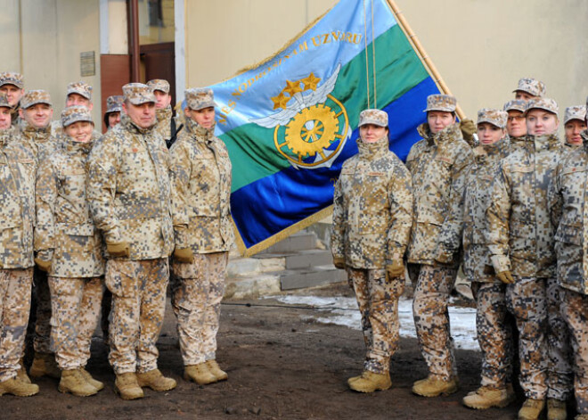 Svinīgā ceremonijā iesvētīts Bruņoto spēku karogs. FOTO