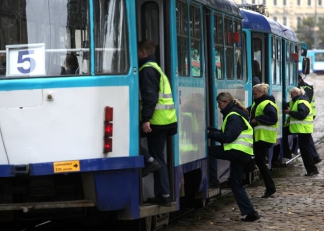 "Rīgas satiksme" janvārī noķērusi vairāk nekā 6000 bezbiļetnieku