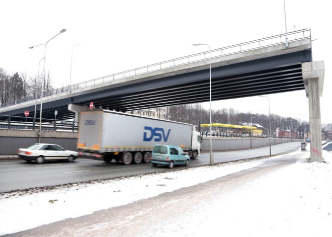 Mistiskais tilts uz nekurieni Daugavgrīvas ielā