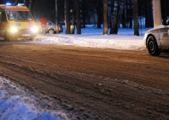 Limbažu novadā auto ietriecas kokā, cietuši divi mazi bērni un sieviete