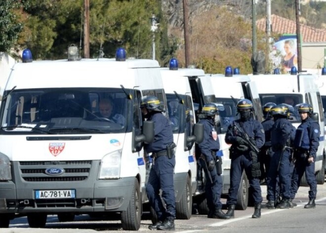 Marseļā izvērsta policijas operācija pēc šaušanas no Kalašņikova automātiem