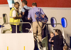 Обычные пассажиры: Кейт Миддлтон и принц Уильям с сыном в аэропорту