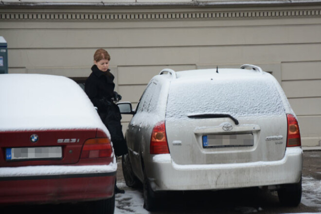 Lindas Apses sudrabkrāsas “Toyota” pie ēkas, kurā ir Jurkānu dzīvoklis, bija redzama vairākas diennaktis.