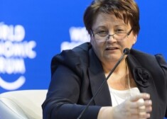 Ministru prezidente uzsvēra, ka Latvija ļoti vērīgi seko līdzi notikušajam, kā arī reģionā tiek pastiprināta NATO klātbūtne.