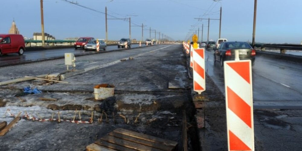 Salu tilta pār Daugavu un mazo Daugavu renovācijas izmaksas saskaņā ar iepirkuma procedūras rezultātiem ir 8,7 miljoni eiro.