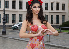 Модель разделась в центре Берлина в честь Дня святого Валентина