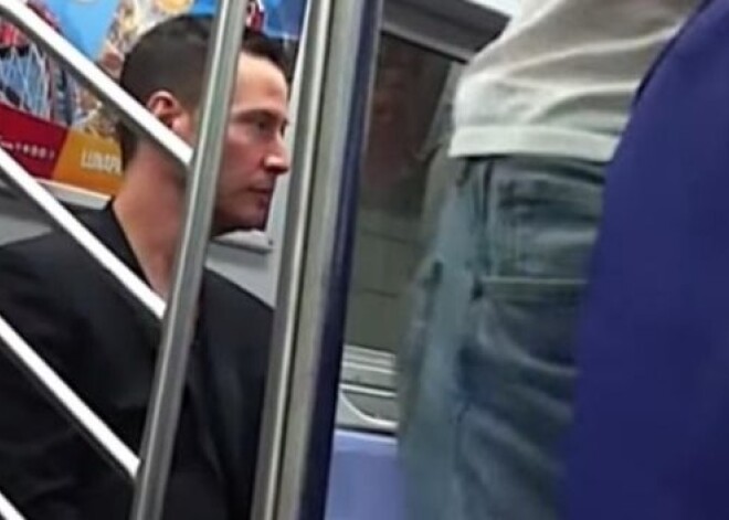 Вежливый Киану Ривз в метро стал героем YouTube