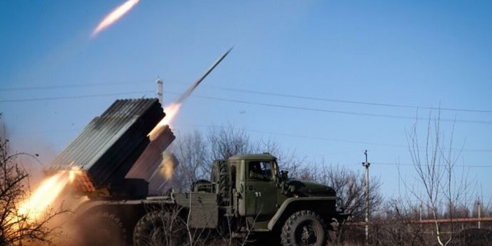 Ополченцы самопровозглашенных Луганской и Донецкой народных республик (ЛНР и ДНР) и украинские военнослужащие практически одновременно обвинили друг друга в нарушении перемирия в Донбассе