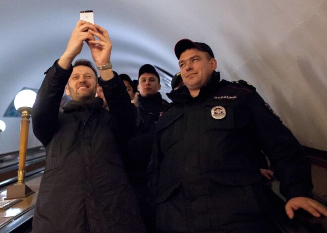 Krievijas policija svētdien aizturēja Krievijas opozīcijas aktīvistu Alekseju Navaļniju, kad viņš dalīja skrejlapas Maskavas metro, un atbrīvoja viņu tikai pirmdienas naktī.