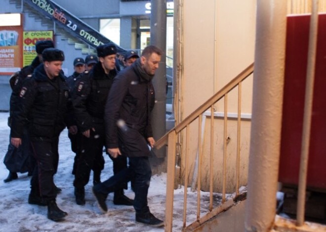 Atkal aizturēts dumpinieks Navaļnijs, šoreiz - par aktivitātēm metro. FOTO