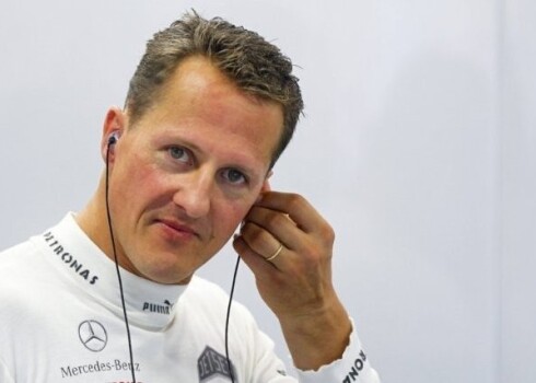 По информации Express, за гонщиком 24 часа в сутки наблюдает команда медиков