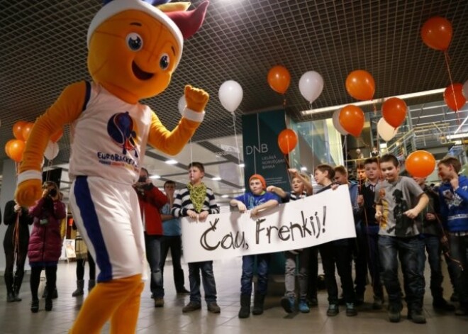 "Čau, Frenkij!" - puikas Rīgā sagaida basketbola čempionāta talismanu. FOTO