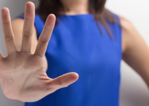 Kā pareizi pateikt "nē"? Atsakot jāņem vērā kāds paradokss – jo sīkāk pamatosi atteikumu, jo nepārliecinošāk tas izklausīsies. Nevajag taisnoties un pārlieku atvainoties. Nav jātaisnojas par savu izvēli, negribēt ir tikpat dabiski kā gribēt.