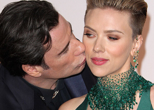 Džons Travolta ļoti samulsināja aktrisi Skārletu Johansoni, kad viņa pozēja visas pasaules fotogrāfiem uz sarkanā paklāja.