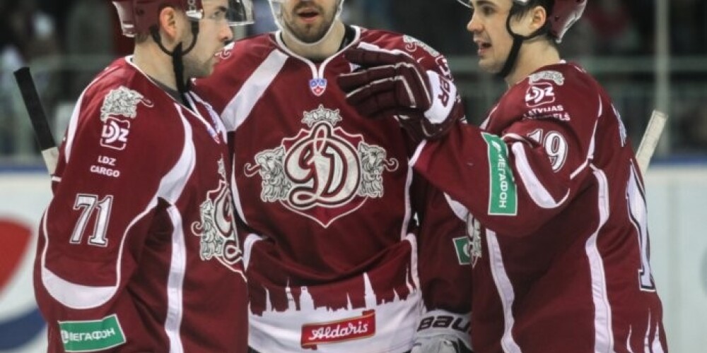 Zviedru leģionārs Linuss Videls (pa vidu) aizvadīja veiksmīgu sezonu Rīgas "Dinamo" rindās.