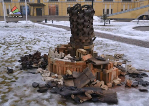 Daugavpils cietoksnī pusaudži sadauza 7000 eiro vērtu skulptūru. VIDEO