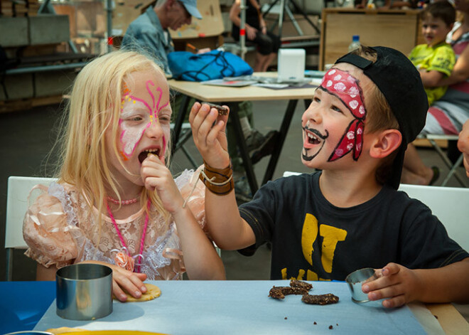 Latvijā vecāki pārāk reti bērniem lasa priekšā pasakas