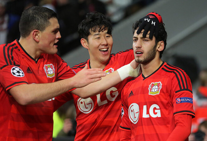 "Bayer" futbolisti sveic turku pussargu Hakanu Kalhanoglu ar gūtajiem vārtiem.