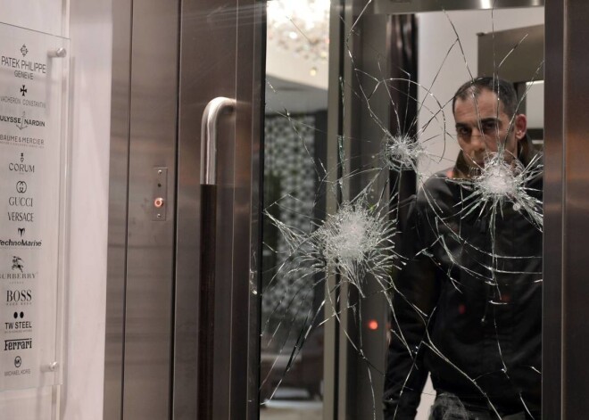 Pēc demonstrācijas, kas ceturtdienas vakarā notika Atēnās, protestējot pret jauno Grieķijas valdību, vairāki desmiti melnā tērptu cilvēku iesaistījās sadursmēs ar policiju, kā arī sāka dauzīt veikalu skatlogus un dedzināt automašīnas.