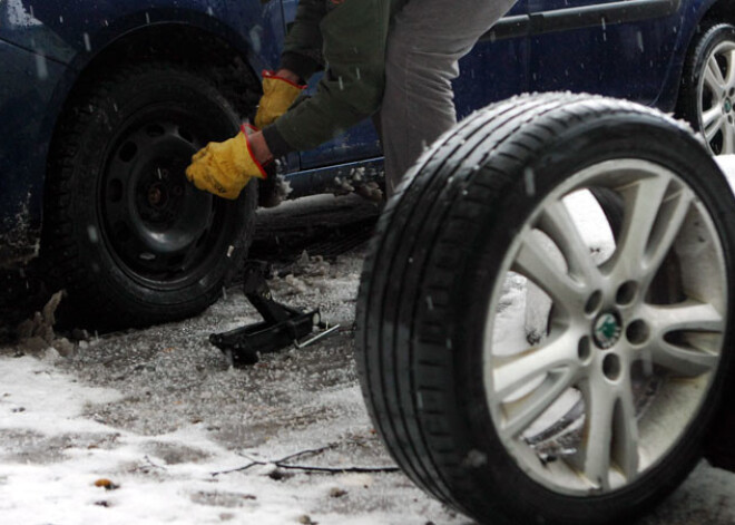 Policija aicina nesteigties ar ziemas riepu nomaiņu