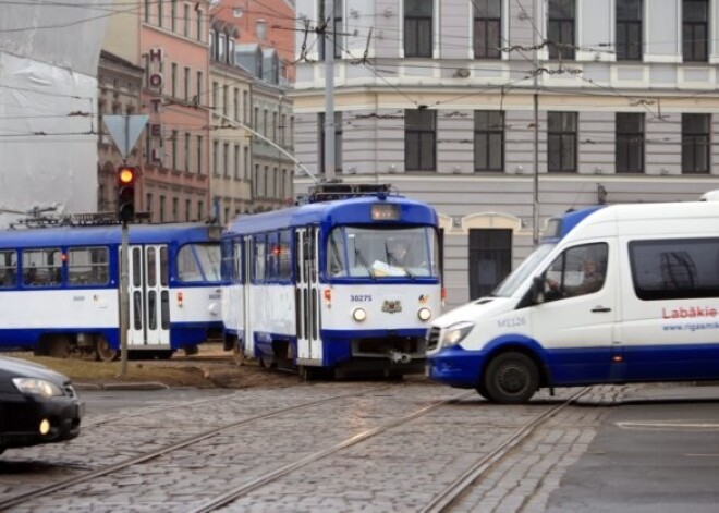 Tiek vākti paraksti par biļešu cenu samazināšanu Rīgas transportā