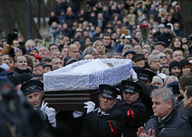 Pēc tam, kad tūkstošiem maskaviešu un pilsētas viesu bija atvadījušies no Borisa Ņemcova, liels skaits viņa līdzgaitnieku devās uz kapiem, lai pēdējā gaitā izvadītu nošauto Krievijas opozīcijas politiķi.