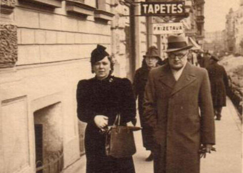 Anna Bērziņa un Aleksandrs Čaks 1937. gadā Rīgā.