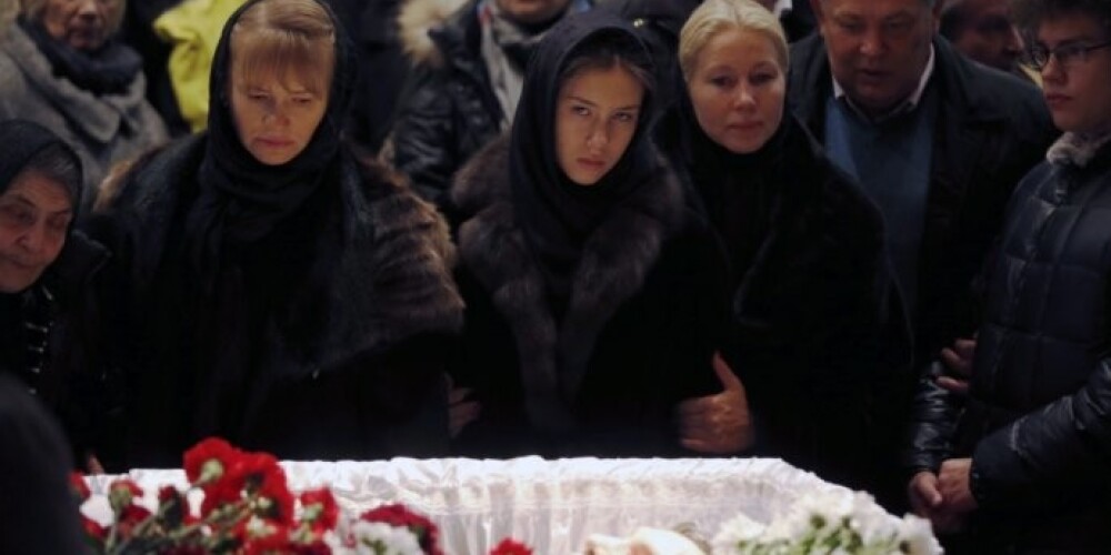 Мать Бориса Немцова Дина Эйдман, секретарь Немцова Ирина Королева (слева направо), журналистка Екатерина Одинцова (вторая справа) с дочерью Диной Немцовой и сыном Антоном Немцовым во время прощания с Борисом Немцовым