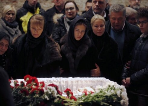 Мать Бориса Немцова Дина Эйдман, секретарь Немцова Ирина Королева (слева направо), журналистка Екатерина Одинцова (вторая справа) с дочерью Диной Немцовой и сыном Антоном Немцовым во время прощания с Борисом Немцовым