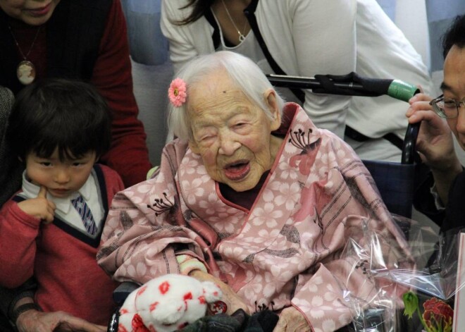 Misao Okava, kura atzīta par vecāko dzīvojošo cilvēku, svinībās dienu pirms dzimšanas dienas sacījusi, ka 117 gadi šķietot "diezgan neilgs laiks".Kimono tirgoņu pēctecei ceturtdien apritēs 117 gadi. Dienu pirms jubilejas sarīkotajās svinībās viņa valkāja sārtu kimono ar ķiršu ziedu apdruku.Okava dzimusi Osakā 1898.gada 5.martā. 2013.gadā viņa tika iekļauta Ginesa pasaules rekordu grāmatā kā vecākais dzīvojošais cilvēks.